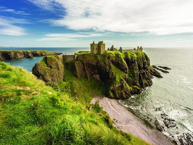 Die Ruinen von Dunnottar Castle auf einer felsigen Klippe mit Blick auf das Meer